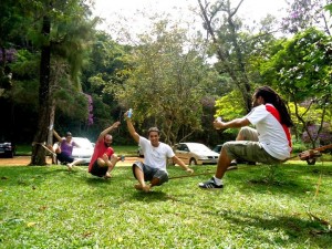 Thiago e Antônio praticando o slackline na UFJF.