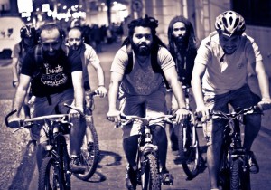 Thiago e Antônio de bike no movimento MobiliCidade JF