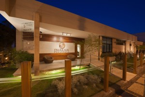 fachada_noite Dharma Spa