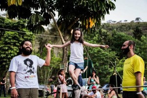 Antônio Moreira (esquerda) e Thiago Godoy (direita), sócios-proprietários da Viva Slack,  promovendo oficina de Slackline